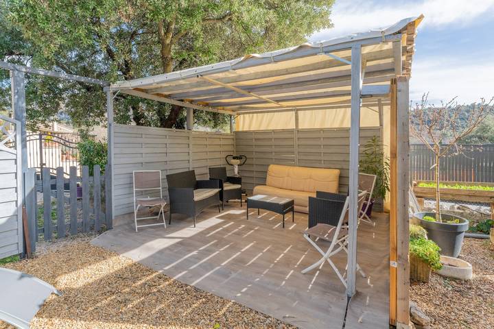 Appartamento intero, Appartamento 'Villa Les Lauriers' con terrazza condivisa, Wi-Fi e aria condizionata in Lioux, Parco naturale regionale del Luberon