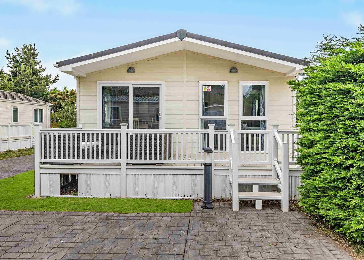 Deluxe Lodge. Parking, ensuite and decking. in Burgh Castle, Great Yarmouth