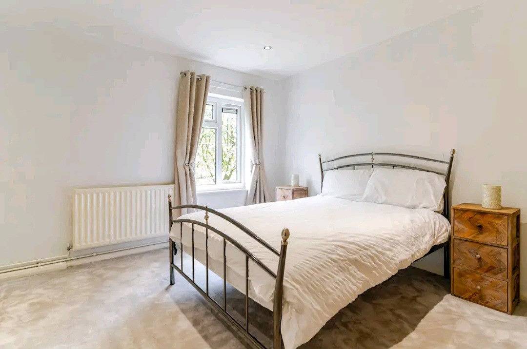 House Sleeps 8 with Garden and Parking in Wolverhampton, Birmingham Area