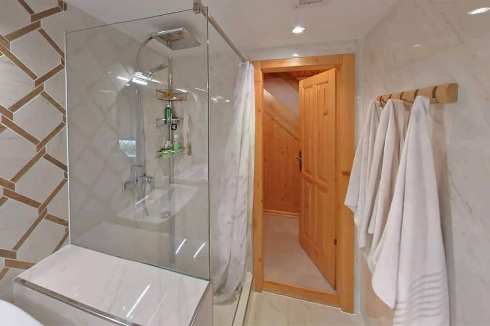 Chata Olesna is charming country wooden cottage, family friendly with good Wifi. in Mittelslowakei