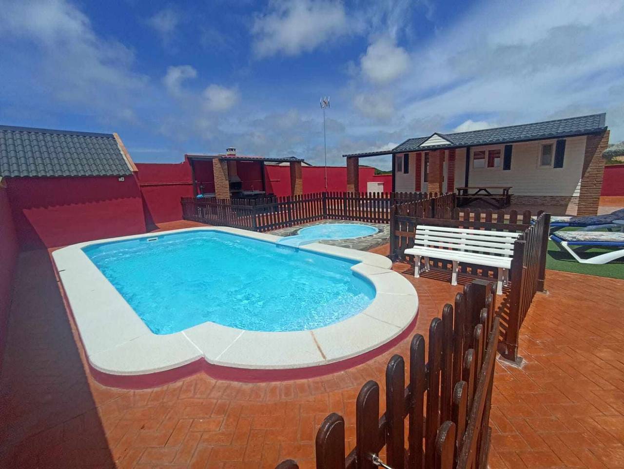 Bungalow 'Mis Niñas 2' con piscina privada, Wi-Fi y aire acondicionado in Conil de la Frontera, Costa de la Luz