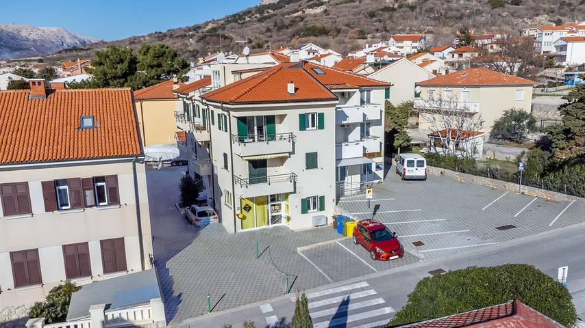 Ganze Wohnung, 50 Meter zum Kieselstrand in Vela plaža, Baska