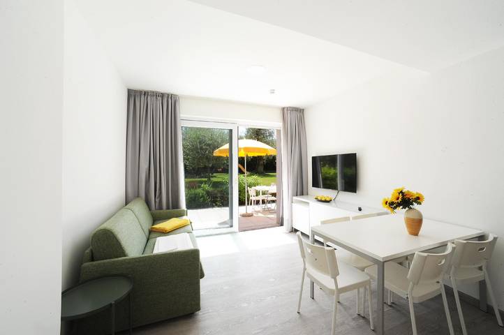 Ferienwohnung für 6 Personen, mit Terrasse und Pool sowie Ausblick und Garten, mit Haustier in Malcesine