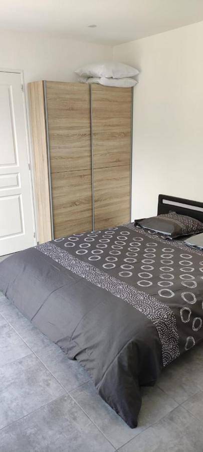 Location de vacances pour 4 personnes, avec vue et bassin pour enfant ainsi que piscine et jardin à La Bastidonne - 3