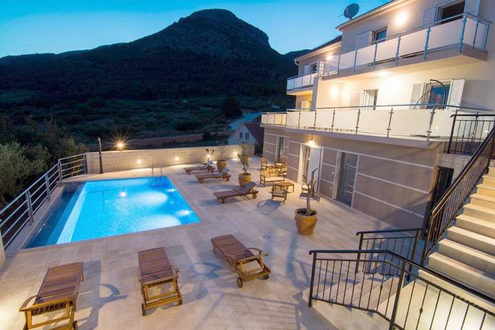 Ferienwohnung für 5 Personen, mit Garten und Ausblick sowie Pool - 1