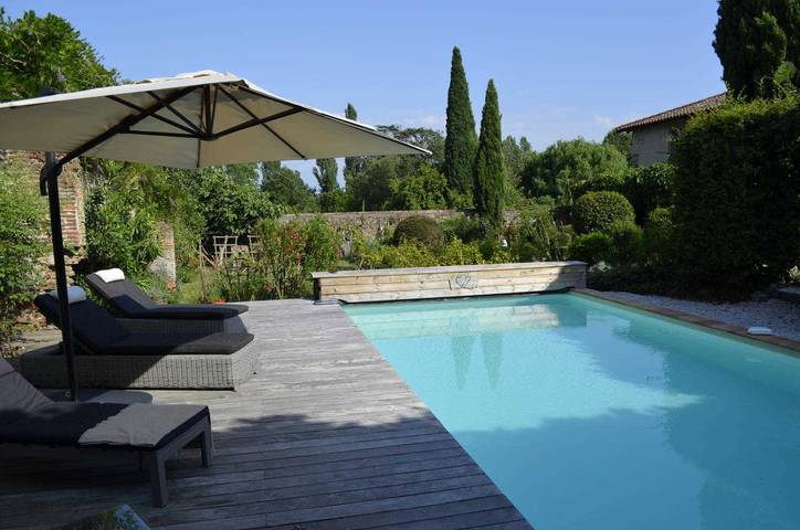 Gîte pour 4 personnes, avec piscine ainsi que terrasse et jardin