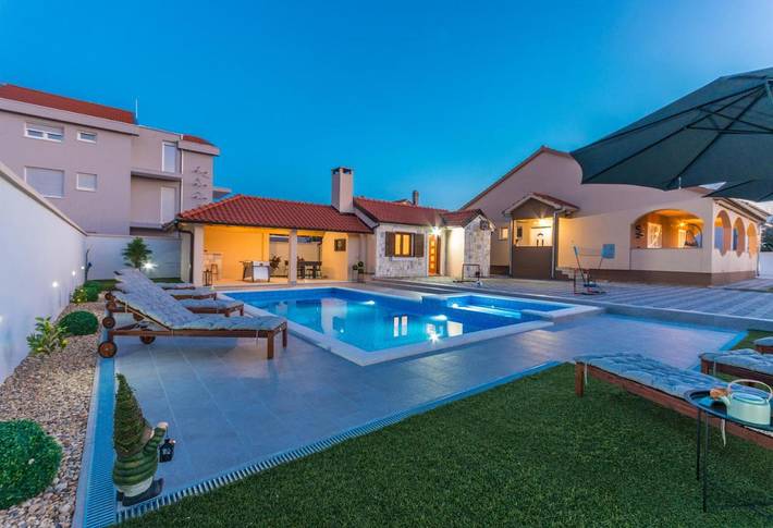 Villa pour 10 personnes, avec vue ainsi que jardin et piscine à Biograd na Moru