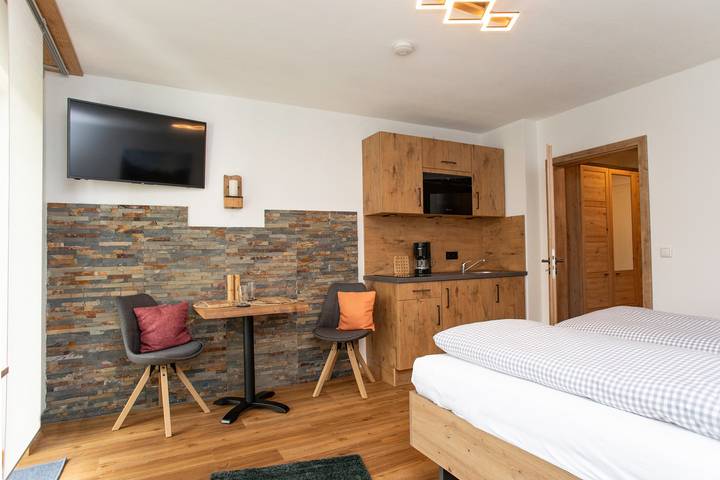 Ferienwohnung für 2 Personen, mit Balkon und Terrasse sowie Pool und Sauna im Mittenwald