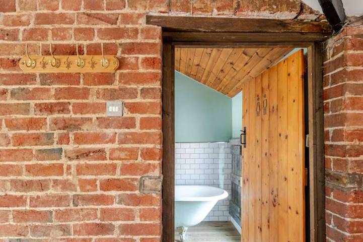 The Hurst Stable, 1800 century Coach House offering luxurious amenities, Hottub in Staffordshire