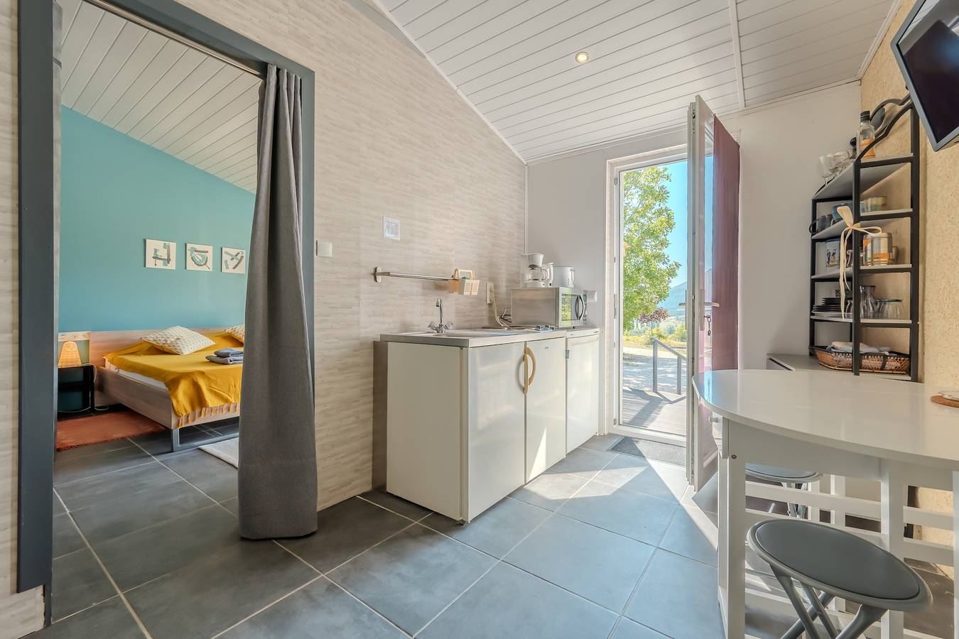 Appartement entier, Appartement avec terrasse privative et piscine in Mévouillon, Région de nyons