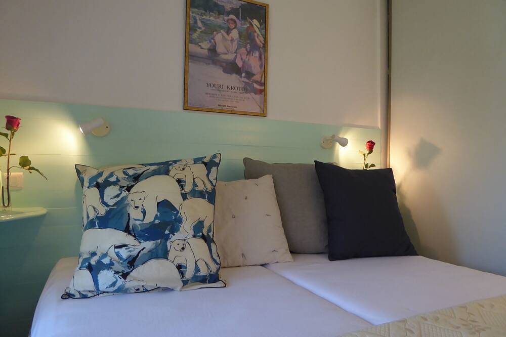 Entire apartment, \"Côté Jardin\" .... absolute calm in the center of Cannes ... with garage in Cannes, Mediterranean Coast (France)