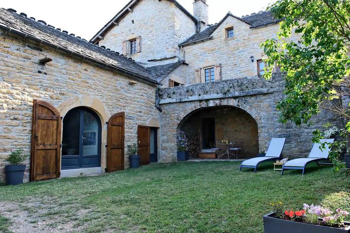 Gîte pour 4 personnes, avec terrasse ainsi que jardin et piscine à Chanac
