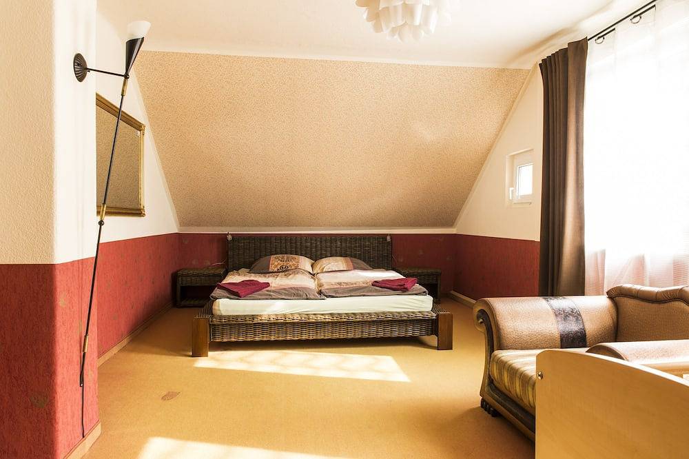 Ganze Wohnung, Fewo Casa Casimir mit Elbblickbalkon & großen Garten (für Fuß-/Volleyball) in Loschwitz, Dresden