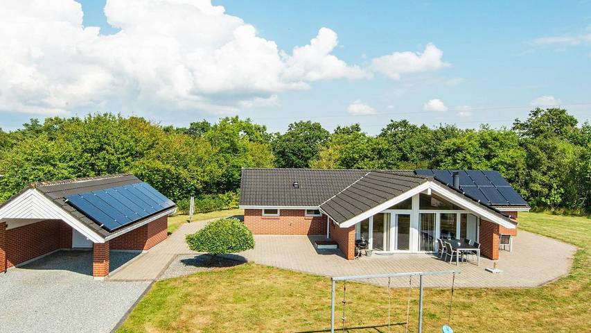 Ferieudlejning for 9 personer, med jacuzzi og have samt sauna i Jegum