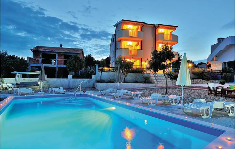 Ganze Ferienwohnung, Gemütliches Apartment mit Pool, Terrasse & WiFi, 2km zum Strand in Novigradsko More, Zadar