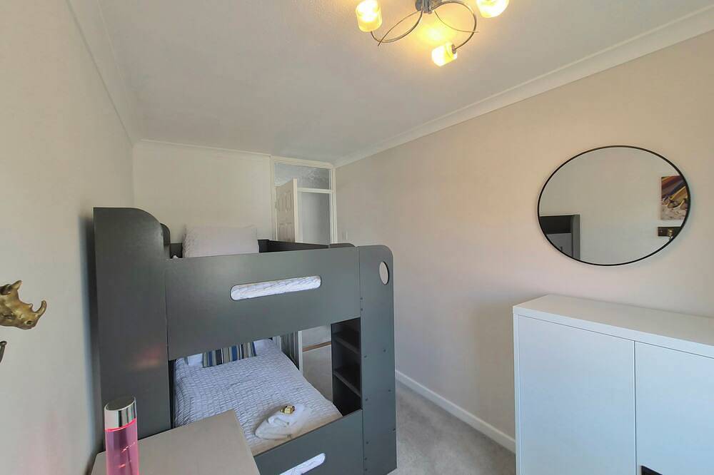 Spacious home with pool table, 3 bedrooms, 2 minutes drive from seafront in Gosport, Hampshire