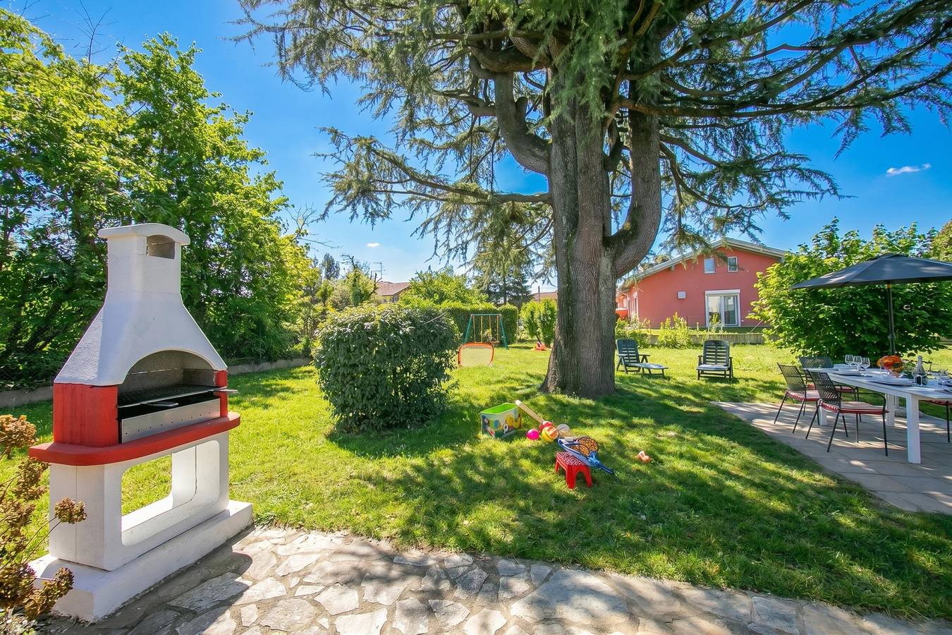 Cedar House Villa in Angera - Garden& Bbq in Angera, Comune di Angera