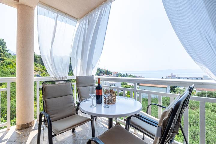 Ferienwohnung für 4 Personen, mit Pool und Terrasse in Tucepi