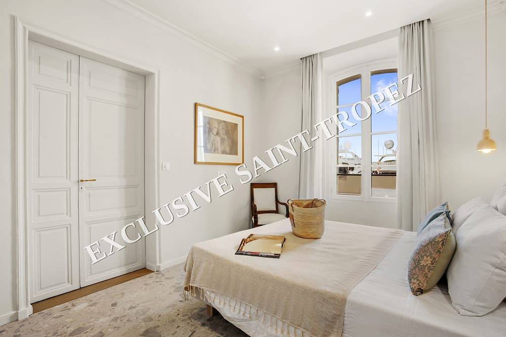 Appartement entier, Pied-à-terre tropézien avec vue port, au cœur du village in Saint-Tropez, Côte méditerranéenne (France)
