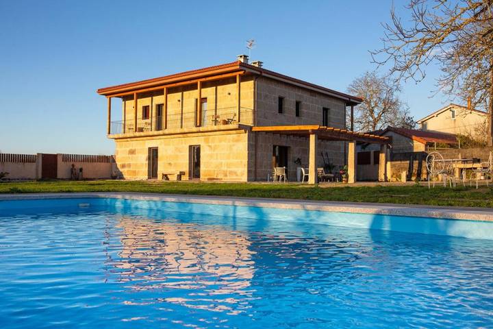 Casa rural para 2 personas, con Balcón y Terraza además de Jardín y Piscina en Comarca de Orense