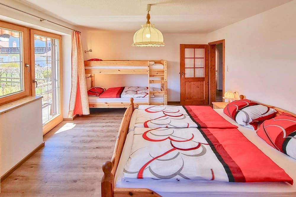 Ganze Wohnung, Wohnung in Oberbayern mit Ofen und Terrasse in Wildsteig, Romantische Straße