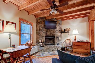 Log Cabin for 2 Guests in Blue Ridge Parkway, Maggie Valley, Picture 3