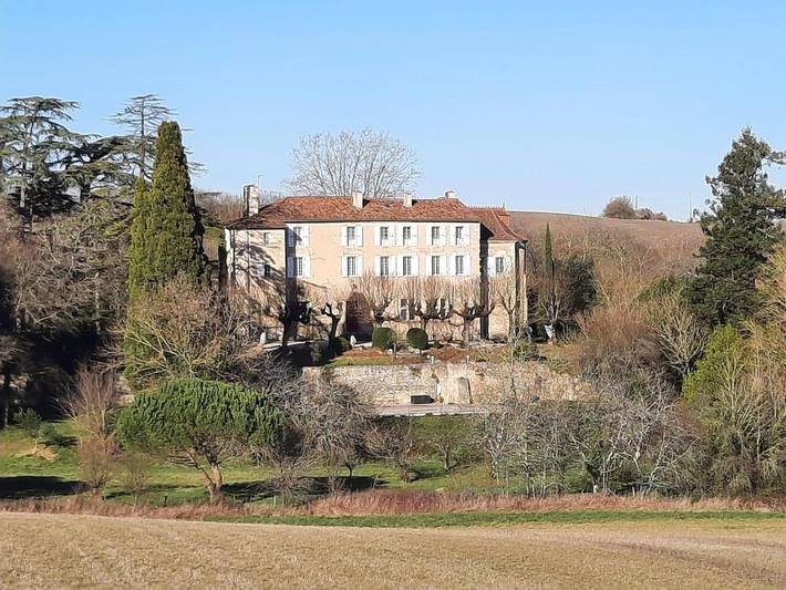 Location de vacances pour 2 personnes, avec Terrasse et Jardin ainsi que Piscine et Vue à Castin