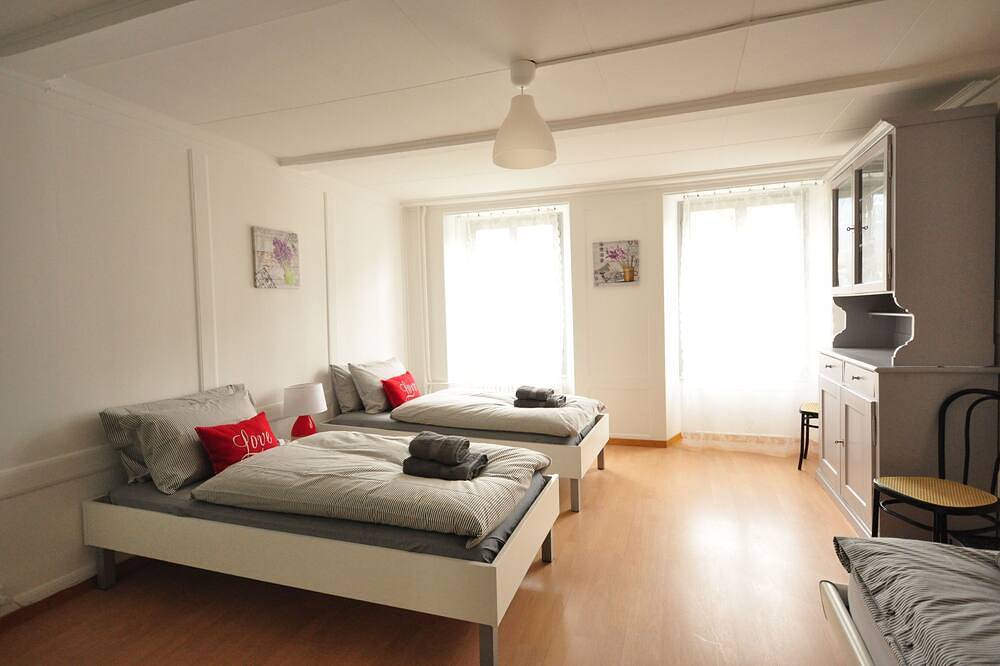 Appartement entier, Nouvellement rénové appartement de 4 chambres. 3 minutes à Interlaken.  12 personnes. Balcon in Matten bei Interlaken, Lac de Thoune
