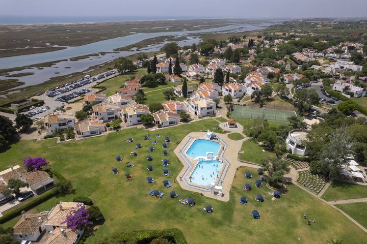 Casa de férias para 4 pessoas, com jardim e piscina e ainda varanda em Pedras d'El Rei