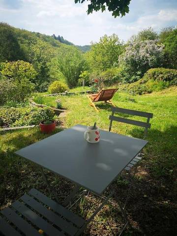 Gîte pour 5 personnes, avec terrasse ainsi que vue et jardin à Anzême