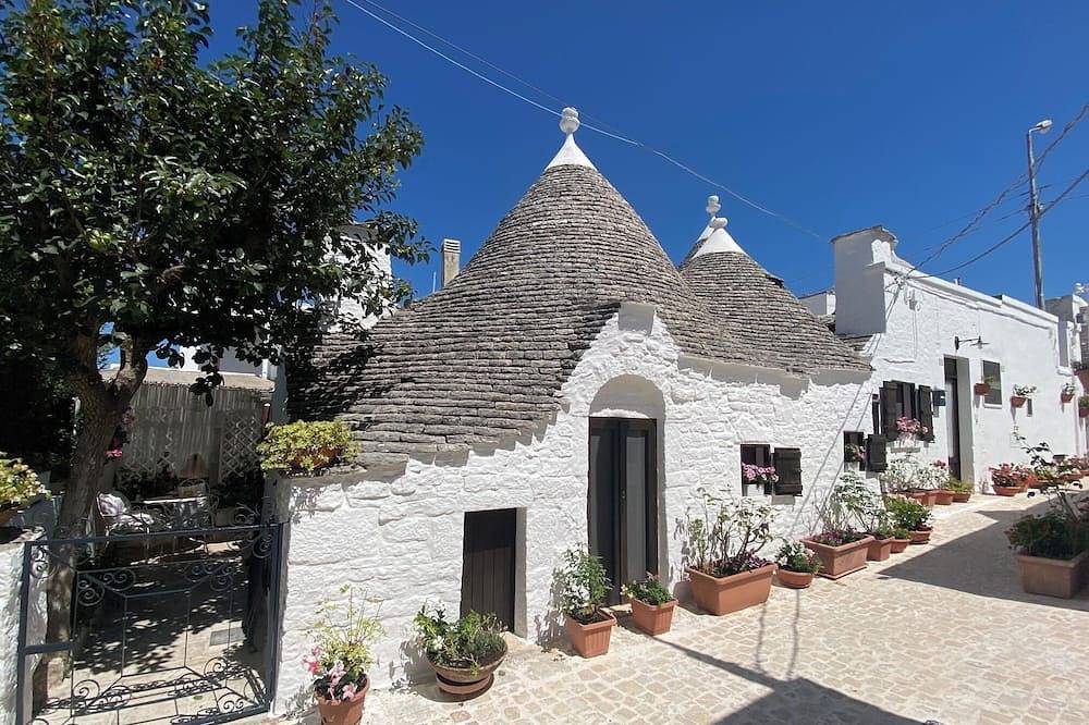 Trullo \"Vicolo Fiorito\" in Alberobello, Alberobello Region