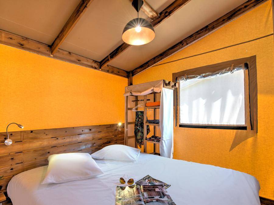 Flower Camping l'Ile d'Offard - Tente en toile et en bois 6 personnes - Cabane Cotton Toilée Confort 35m² + Tv in Saumur, Vallée de la Loire