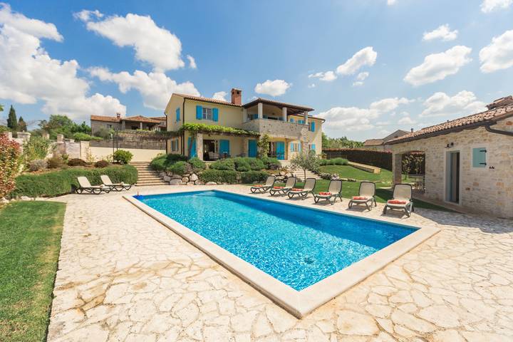 Ferienhaus für 9 Personen, mit Garten und Terrasse sowie Pool