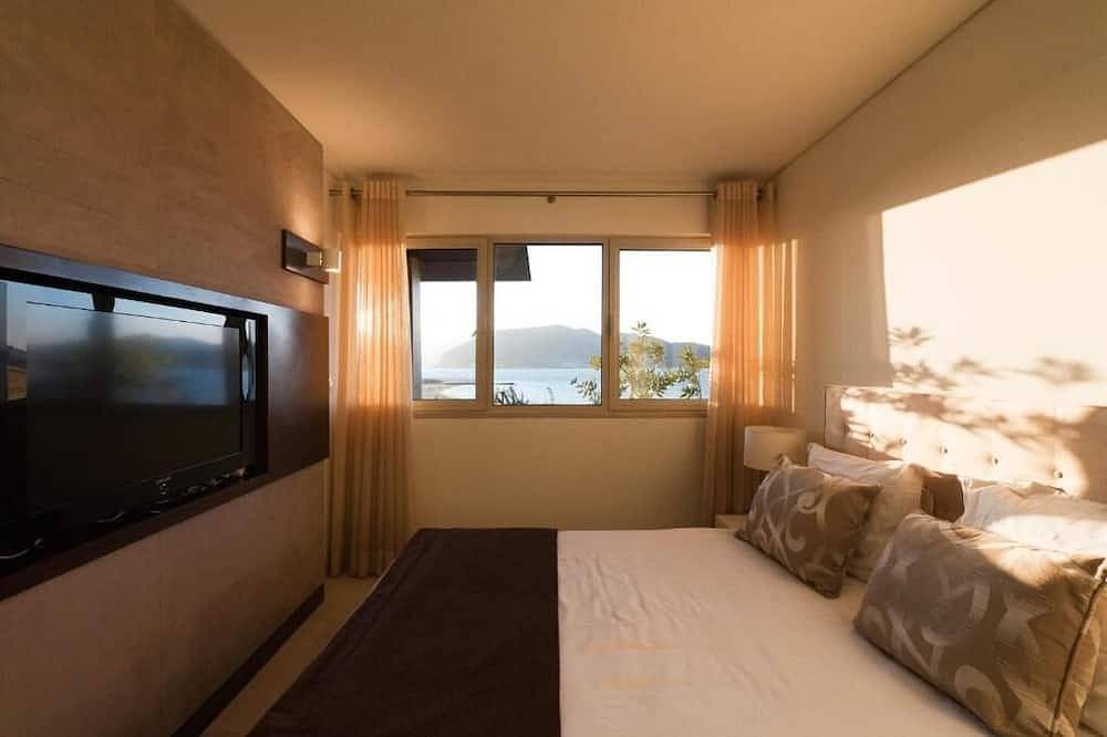 Beach Escape with Onsite Pool & Spa,Tennis, Free Parking, Short Drive to Lisbon! in Praia Tróia Mar, Carvalhal