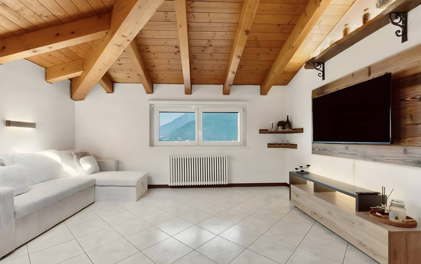 Apartamento entero, Mansarda Spadone: Ático acogedor junto al Lago de Como in Musso, Municipio de Musso