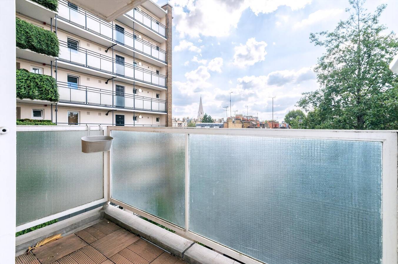 Ganze Wohnung, 2-Bed, 2-Bath with Balcony and City Views in London, Südostengland