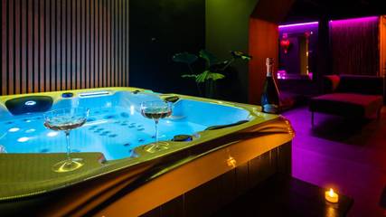 Gîte pour 4 personnes, avec balcon et jacuzzi à Bassens