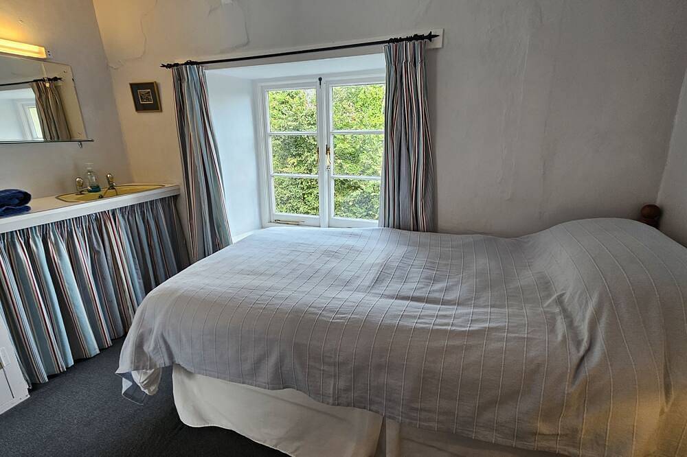 Corner Cottage -  a cottage that sleeps 5 guests  in 2 bedrooms in St Mawes, Cornwall