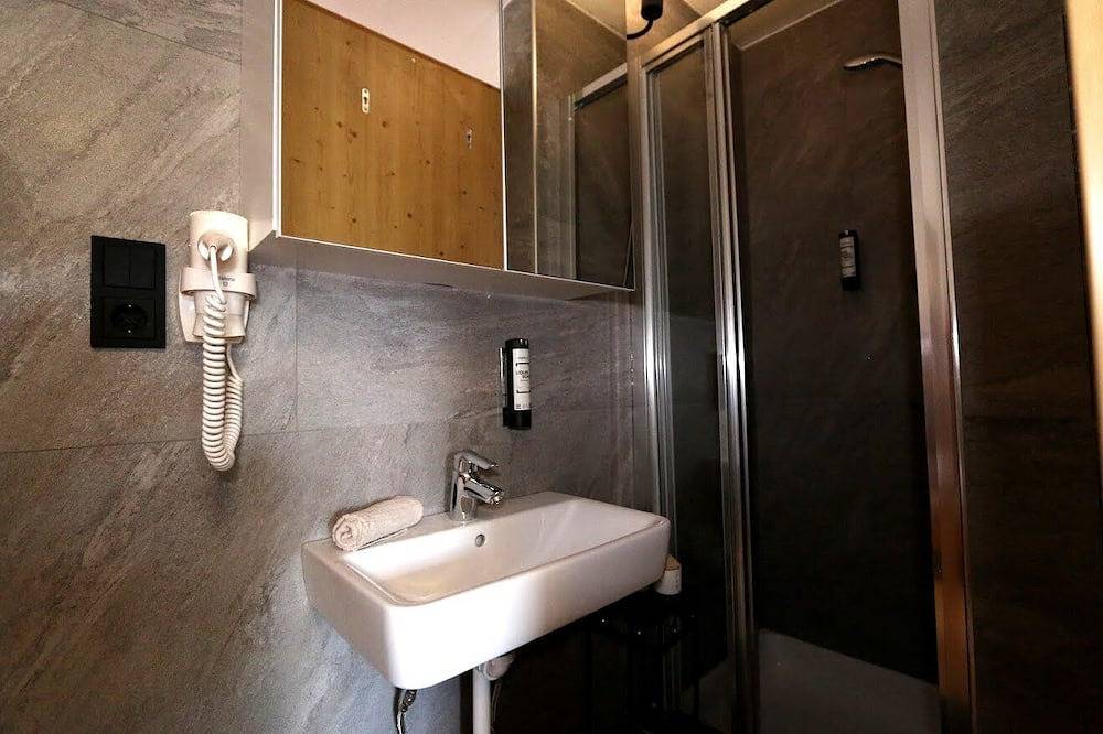 Double room with extra bed (1 double & 1 single bed) in Zederhaus, Ski Amadé