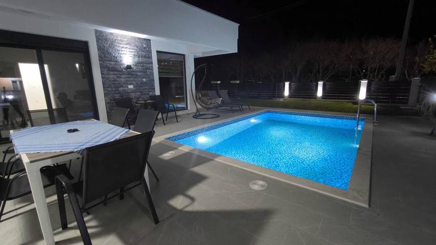 Location de vacances pour 4 personnes, avec jardin et piscine dans Bar - 3