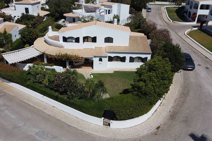 Villa for 10 people, with pool and balcony as well as garden and sauna in Alvor