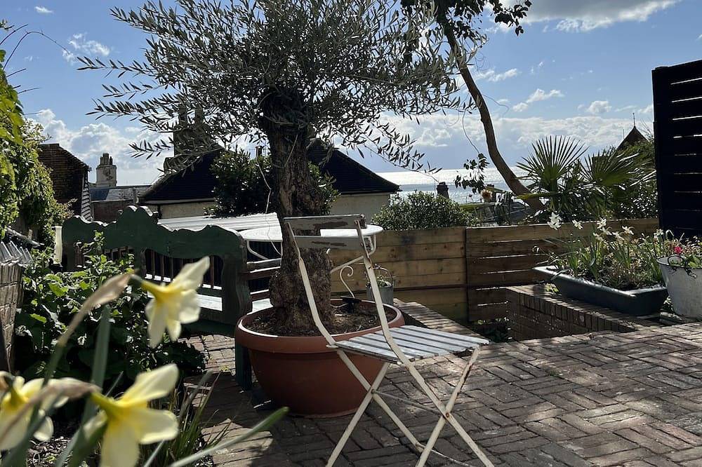 Spectacular sea view house in secret Old Town location & private terraced garden in Hastings, Ost Sussex