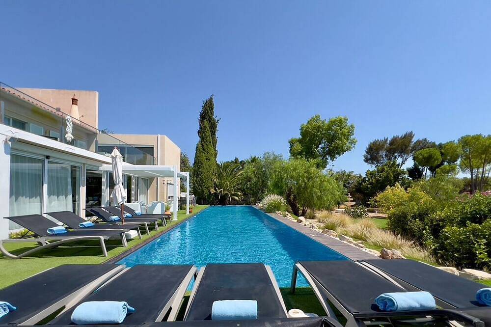 Moderne Villa mit großem Pool, in ländlichem touristischen Ort mit Seen umgeben gebaut in Estoi, Faro Distrikt