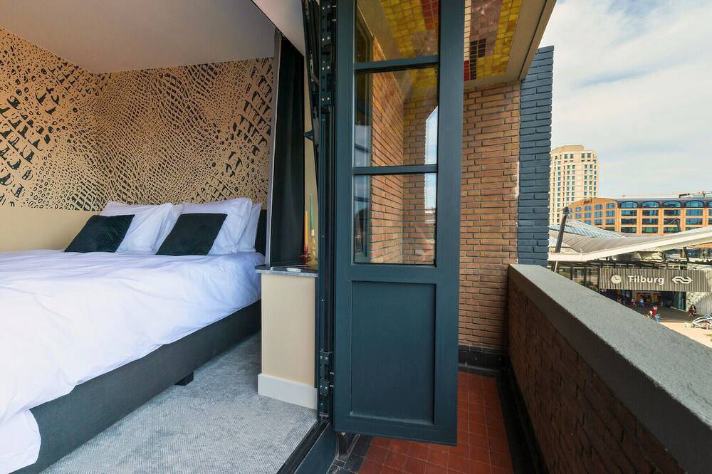 Geheel appartement, Ervaar het unieke De Stijl-geïnspireerde design van Nelly van Doesburg in deze betaalbare, stijlvolle suite in het centrum van Tilburg. Een slimme keuze voor reizigers die waarde hechten aan snelle Wi-Fi, comfort en een centrale locatie in de stad. in Tilburg, Noord-Brabant