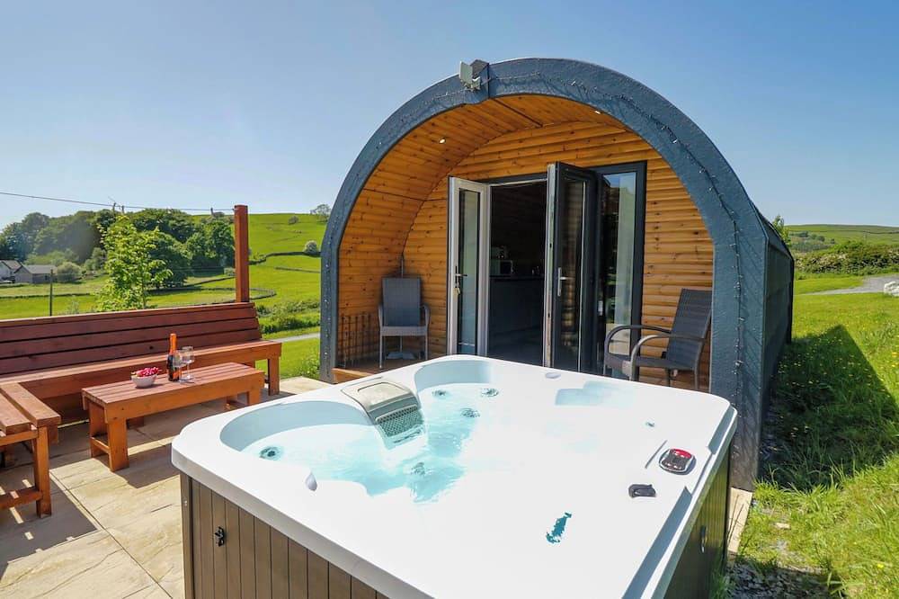 Beech, romantic, with hot tub in Ulverston in Lake District