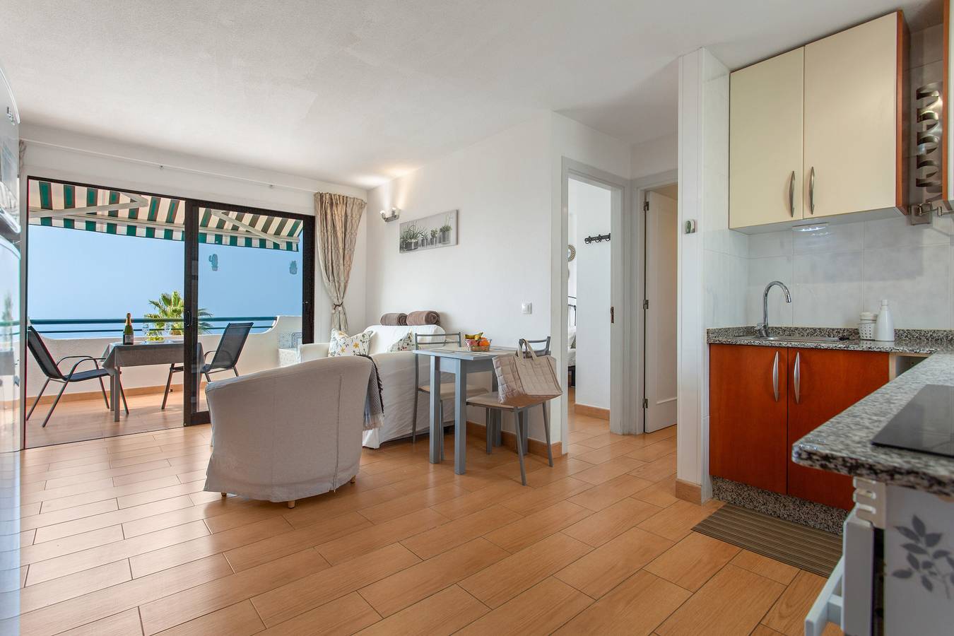 Apartamento entero, Apartamento Vacacional 'Corona Rosa' con Vista a la Montaña, Piscina Compartida y Wi-Fi in Mogán, Gran Canaria Sur
