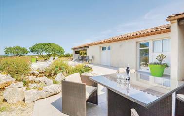 Gîte pour 11 personnes, avec piscine et terrasse, adapté aux familles à Poulx