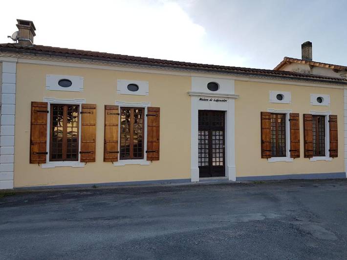 Location de vacances pour 10 personnes, avec Balcon et Terrasse ainsi que Jardin et Piscine à Saint-Maigrin