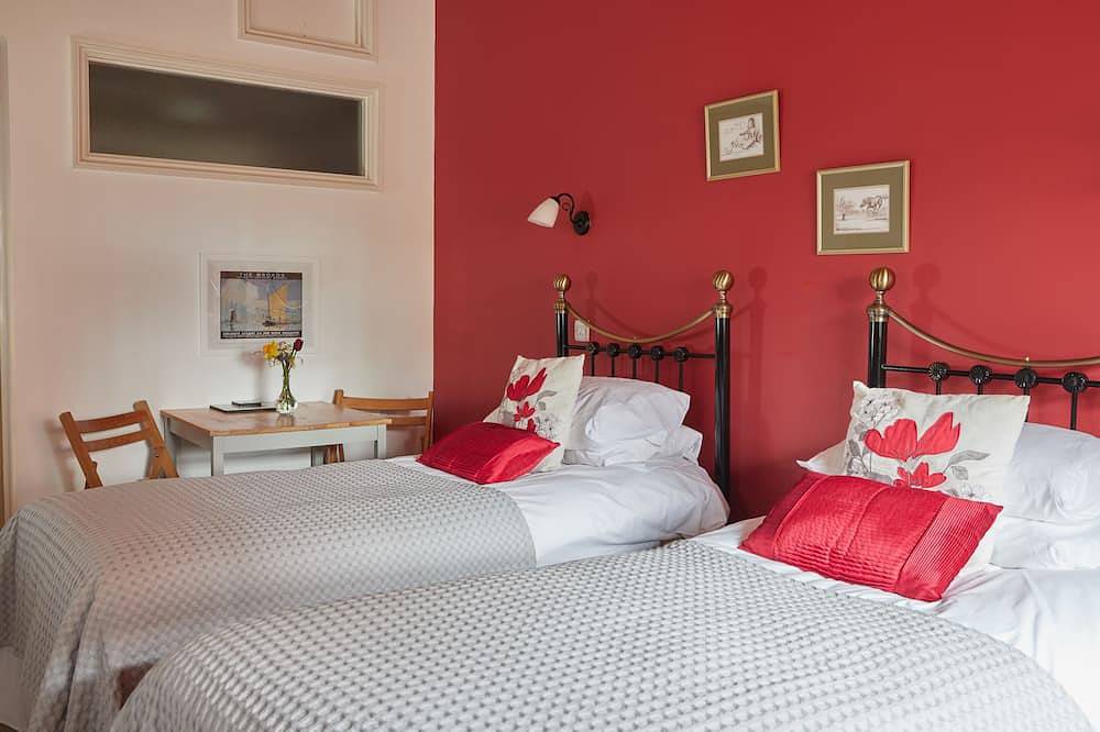 Twin En-Suite Room @ The Dairy Barns in Hickling, The Broads