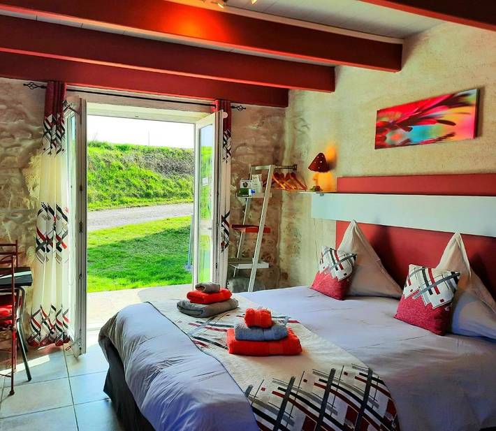 Location de vacances pour 2 personnes, avec Terrasse ainsi que Jardin et Sauna à Saint-Barthélemy-de-Vals